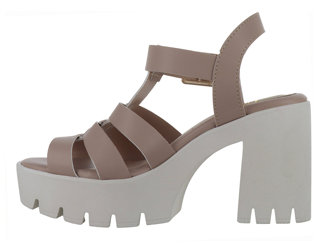 Sandalia de plataforma color beige con tacón grueso y suela track blanca.