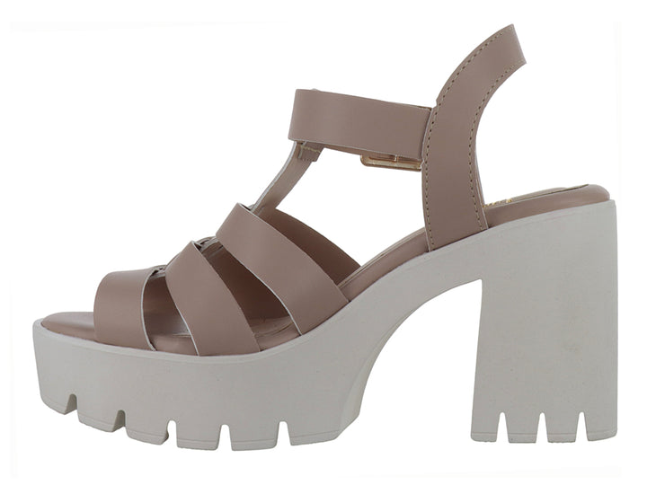 Sandalia de plataforma color beige con tacón grueso y suela track blanca.