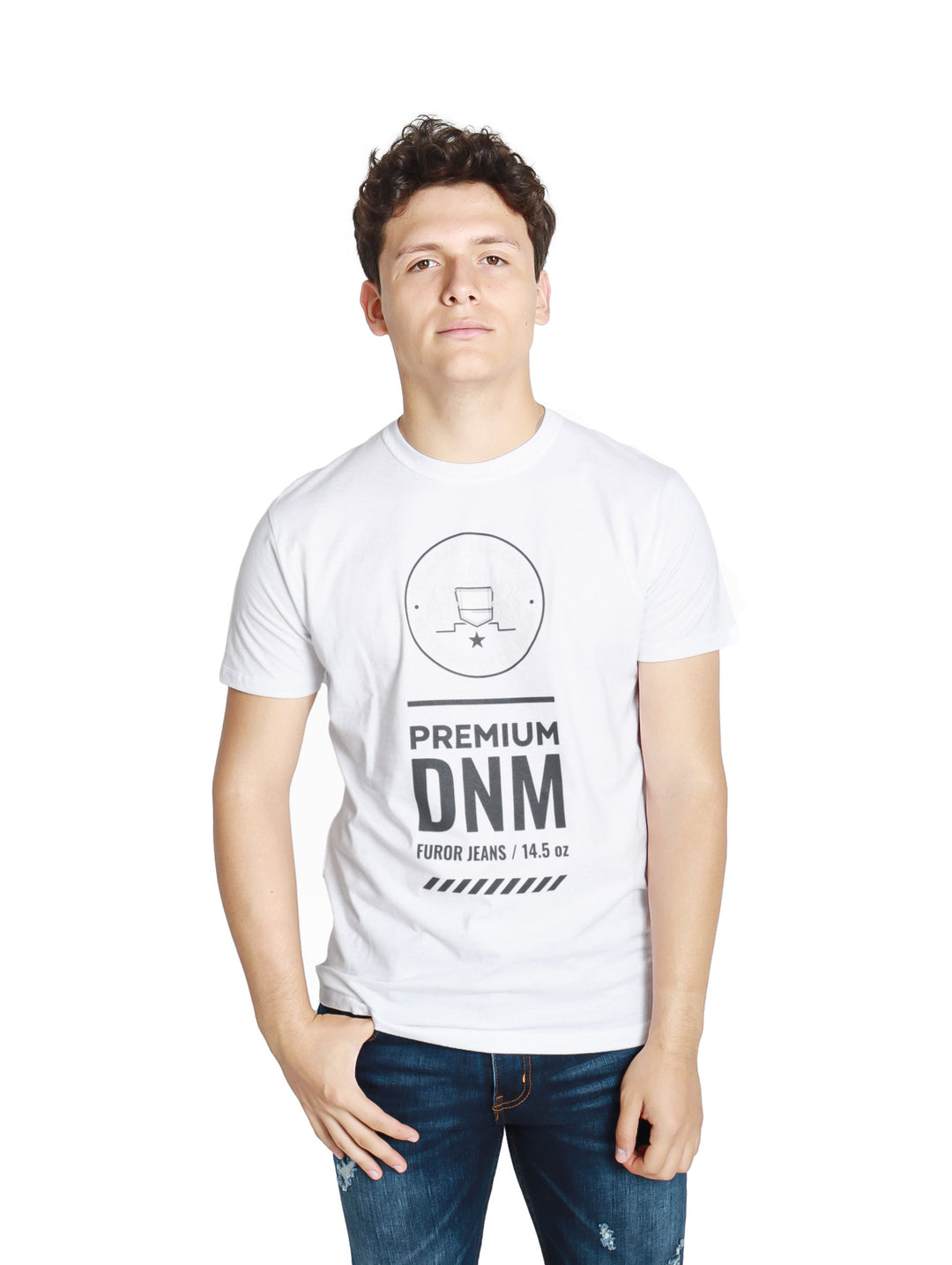 Hombre vistiendo una playera blanca de manga corta con estampado negro en el pecho.