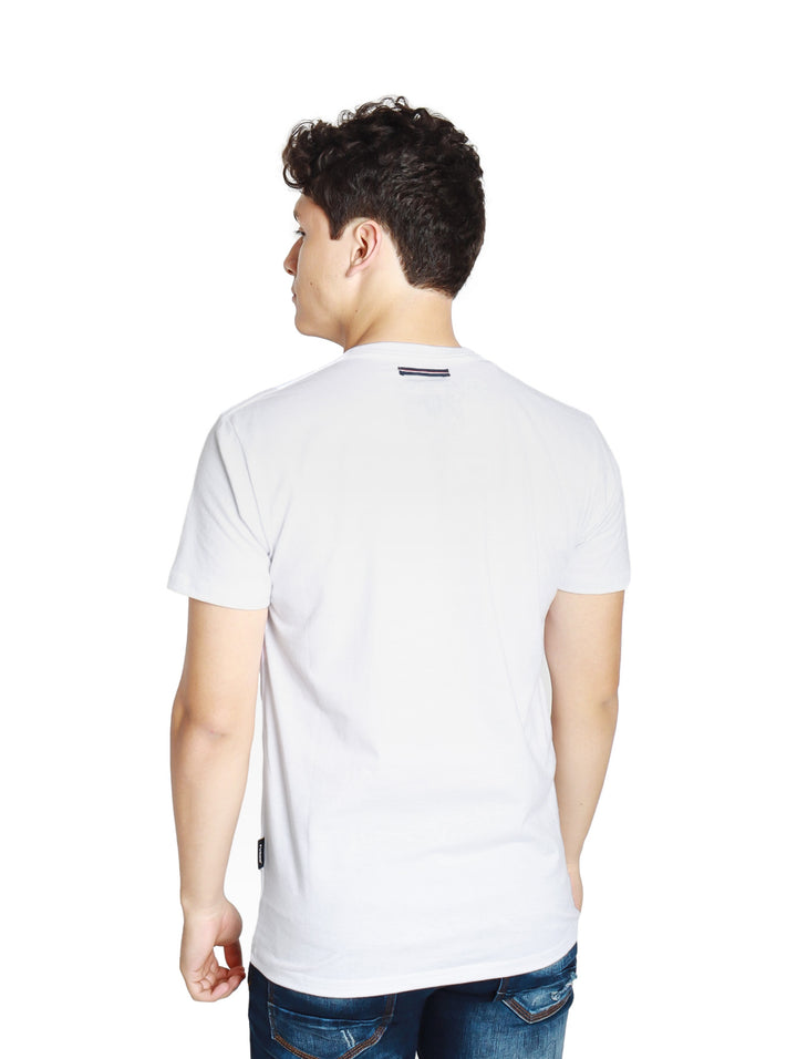 Hombre vistiendo una playera blanca de manga corta con estampado negro en el pecho.