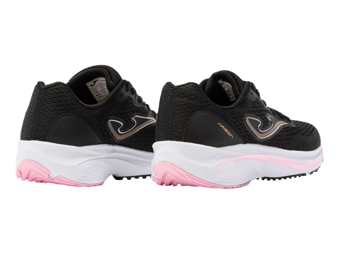 Tenis deportivos Joma color negro con suela blanca y detalles en rosa.