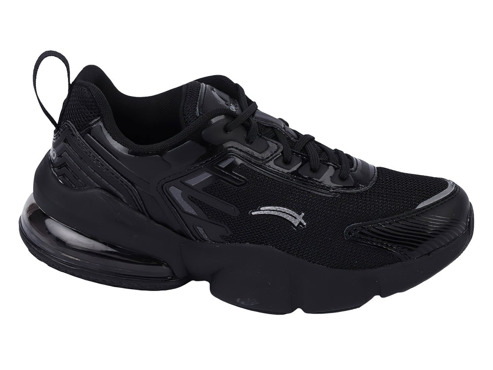Tenis de baloncesto KAROSSO en color negro con detalles brillantes y malla transpirable.