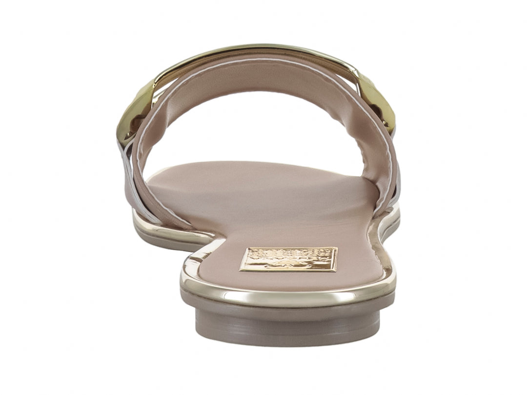 Sandalia deslizable color maquillaje con detalles dorados metalizados.