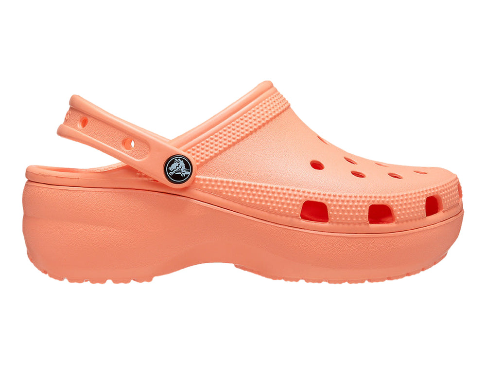 Zuecos Crocs Classic Platform Clog en color papaya con plataforma elevada y correa trasera.
