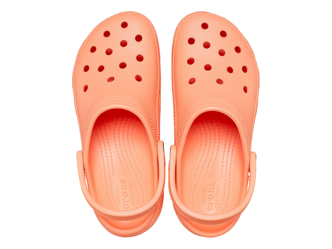 Zuecos Crocs Classic Platform Clog en color papaya con plataforma elevada y correa trasera.