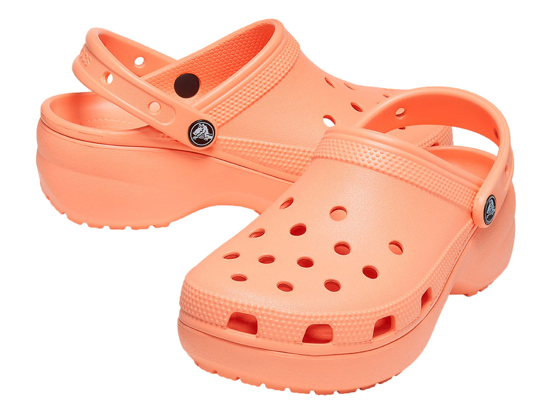 Zuecos Crocs Classic Platform Clog en color papaya con plataforma elevada y correa trasera.