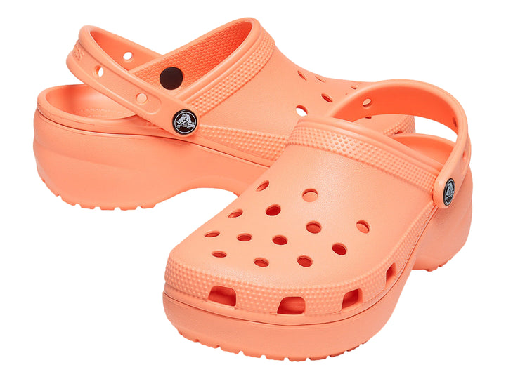 Zuecos Crocs Classic Platform Clog en color papaya con plataforma elevada y correa trasera.