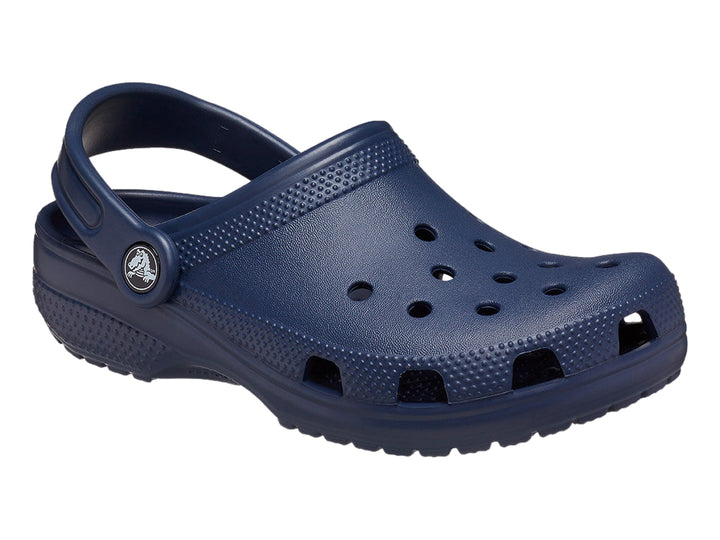 Zuecos Crocs Classic Clog en color azul marino con correa ajustable y perforaciones superiores.
