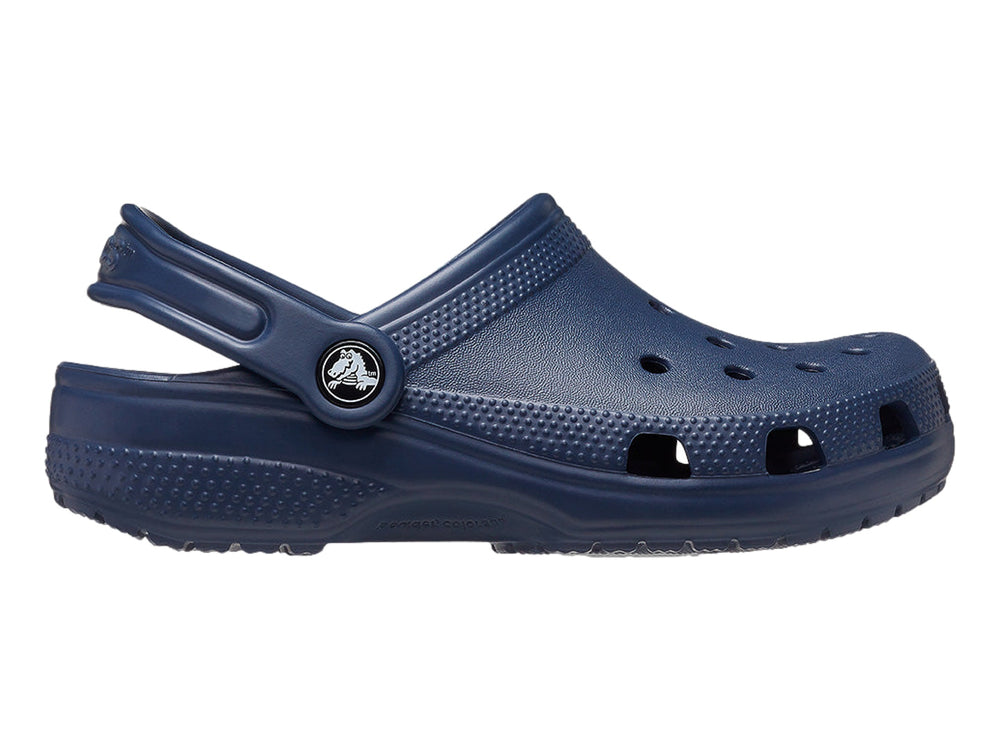 Zuecos Crocs Classic Clog en color azul marino con correa ajustable y perforaciones superiores.