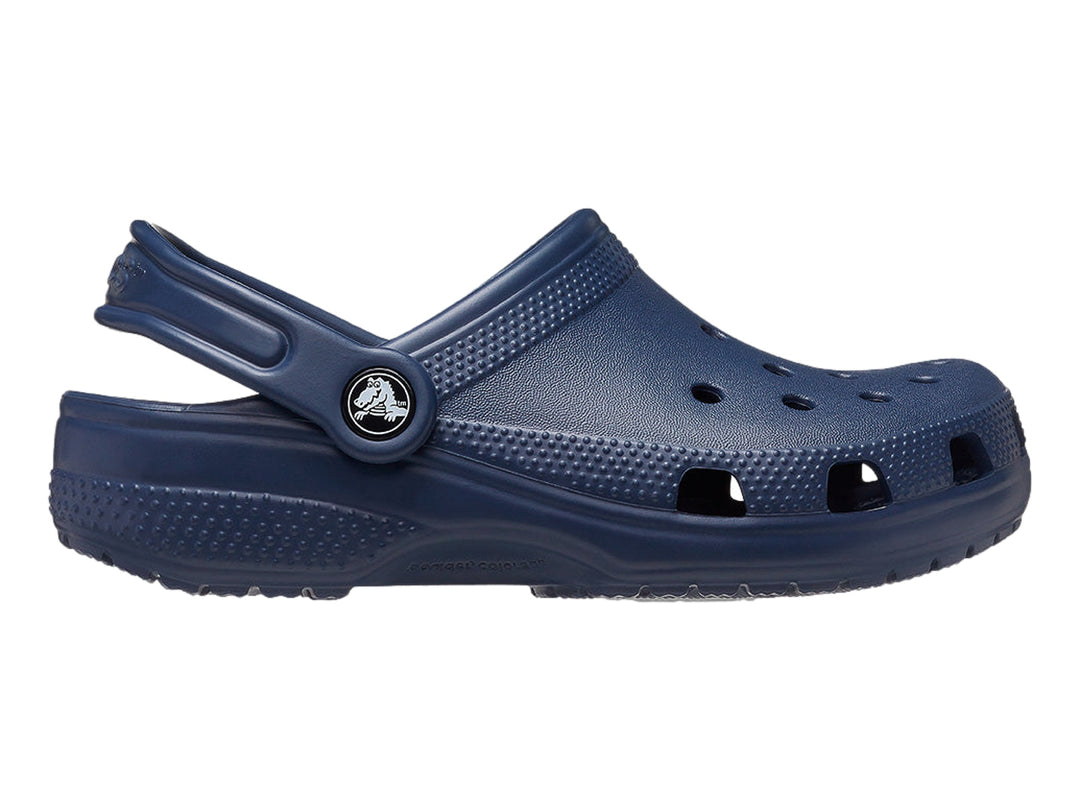 Zuecos Crocs Classic Clog en color azul marino con correa ajustable y perforaciones superiores.