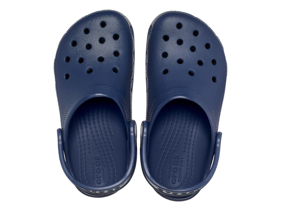 Zuecos Crocs Classic Clog en color azul marino con correa ajustable y perforaciones superiores.