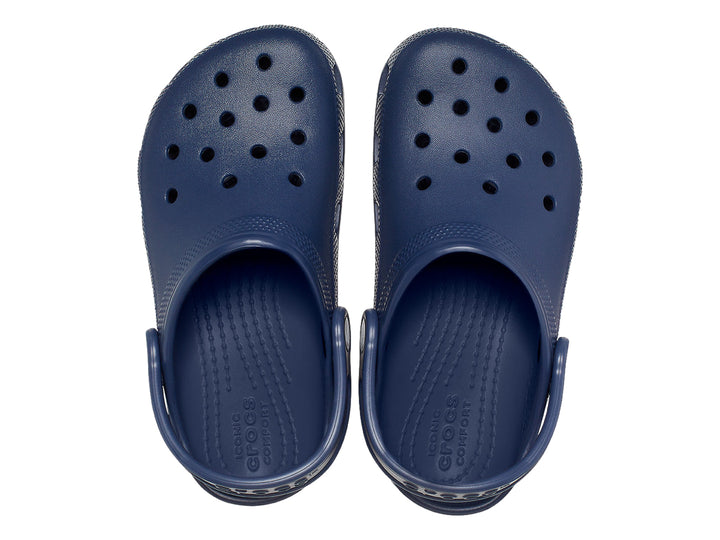 Zuecos Crocs Classic Clog en color azul marino con correa ajustable y perforaciones superiores.
