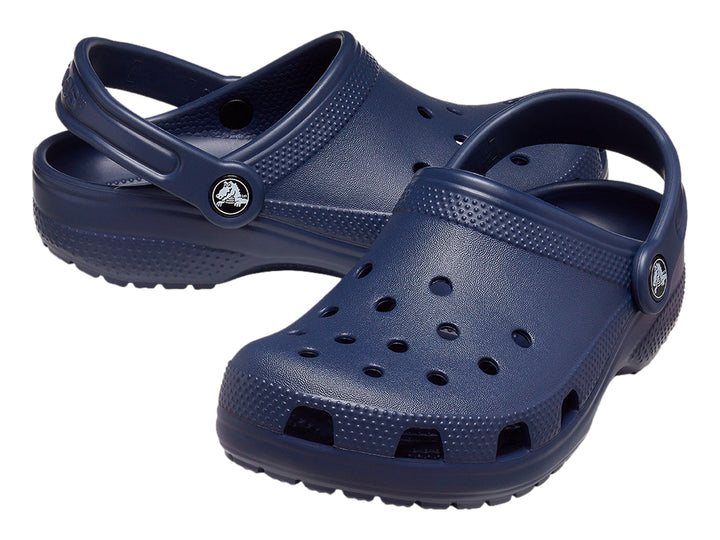 Zuecos Crocs Classic Clog en color azul marino con correa ajustable y perforaciones superiores.
