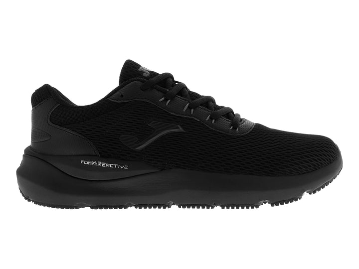Tenis deportivo Joma color negro con tejido de malla y suela gruesa antideslizante.
