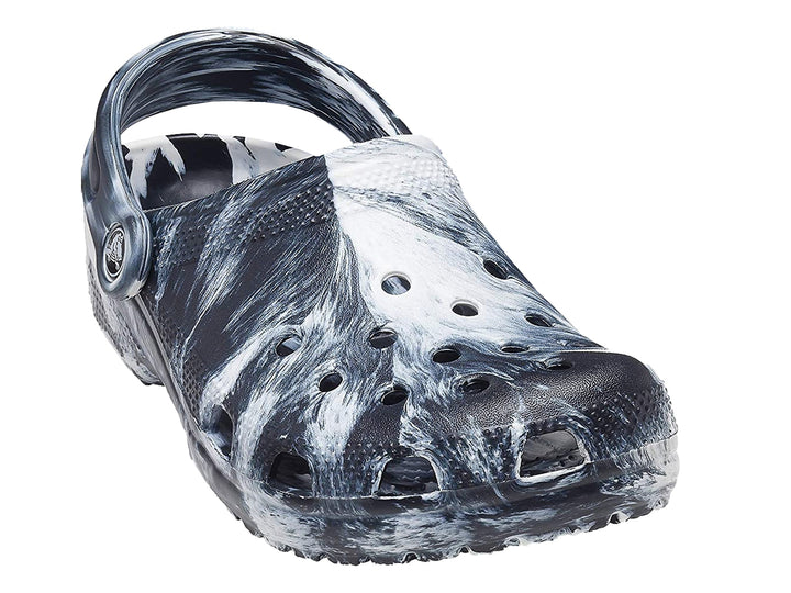 Zueco Crocs Classic Marbled Clog con diseño marmoleado en colores blanco y negro.