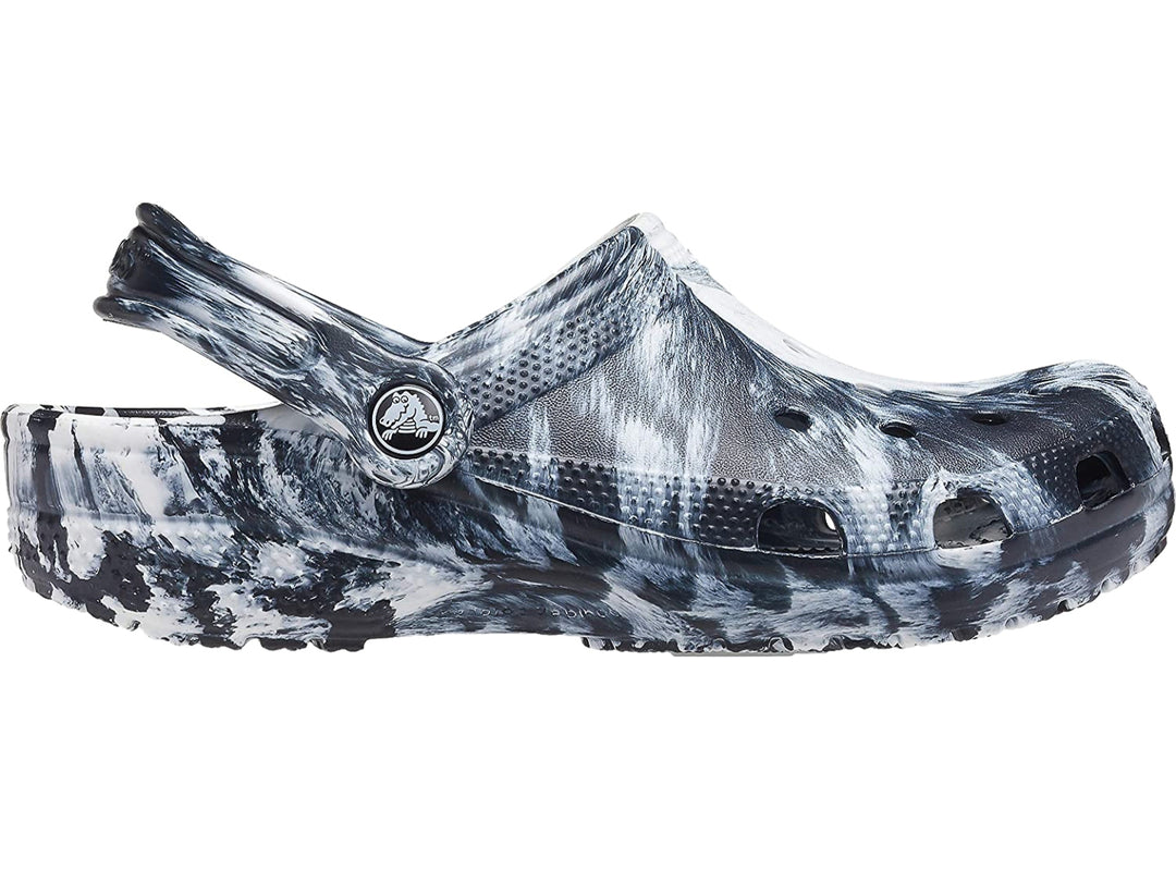 Zueco Crocs Classic Marbled Clog con diseño marmoleado en colores blanco y negro.