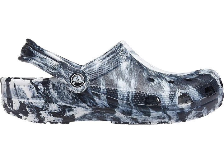 Zueco Crocs Classic Marbled Clog con diseño marmoleado en colores blanco y negro.