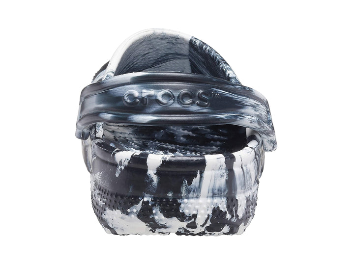 Zueco Crocs Classic Marbled Clog con diseño marmoleado en colores blanco y negro.