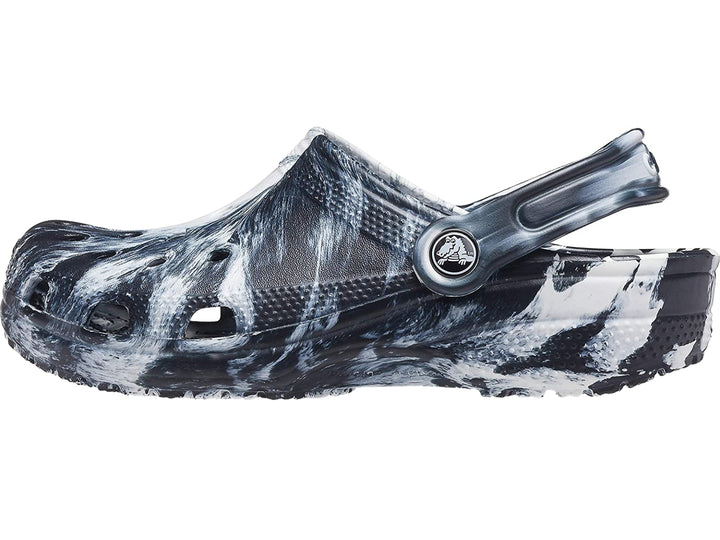 Zueco Crocs Classic Marbled Clog con diseño marmoleado en colores blanco y negro.