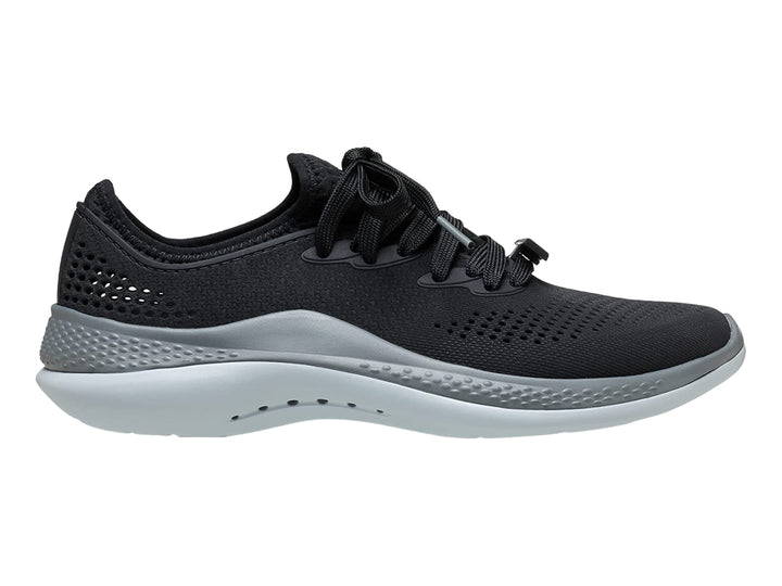 Tenis deportivos Crocs LiteRide 360 Pacer color negro con suela en tonos gris y blanco.