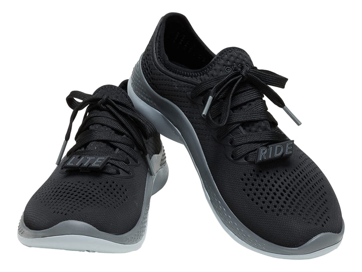 Tenis deportivos Crocs LiteRide 360 Pacer color negro con suela en tonos gris y blanco.