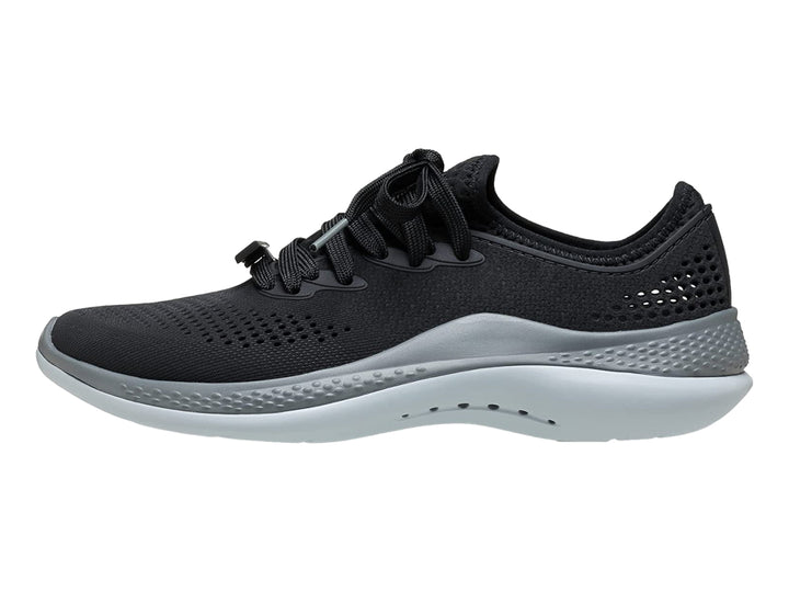 Tenis deportivos Crocs LiteRide 360 Pacer color negro con suela en tonos gris y blanco.