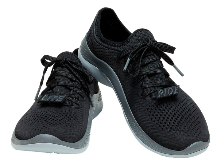 Tenis deportivos Crocs LiteRide 360 Pacer color negro con suela en tonos gris y blanco.