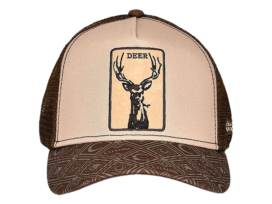 Gorra Cuadra color café y beige con bordado de venado al frente y visera de cuero grabado.