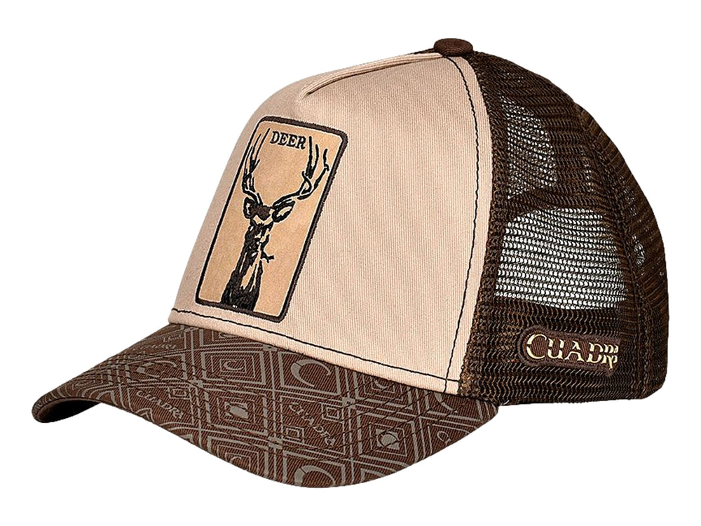 Gorra Cuadra color café y beige con bordado de venado al frente y visera de cuero grabado.