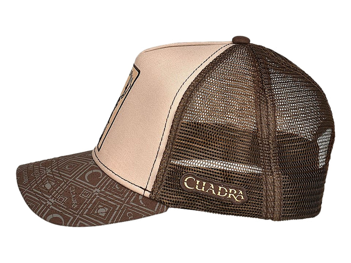 Gorra Cuadra color café y beige con bordado de venado al frente y visera de cuero grabado.