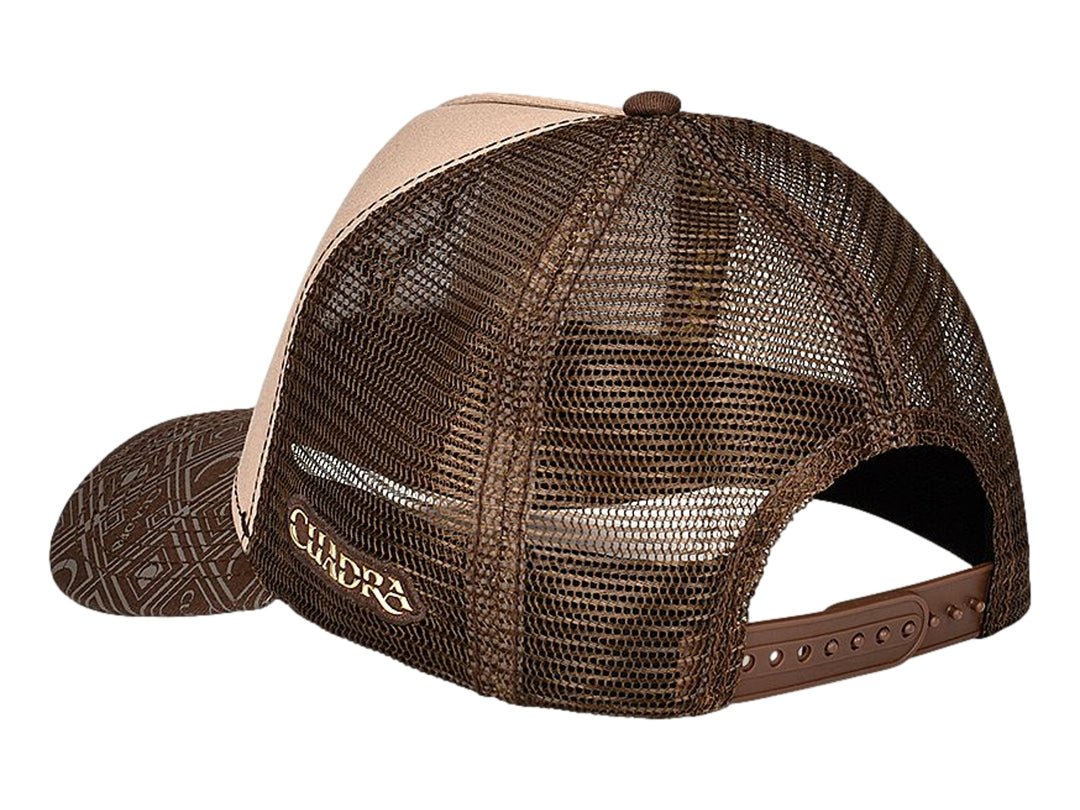 Gorra Cuadra color café y beige con bordado de venado al frente y visera de cuero grabado.