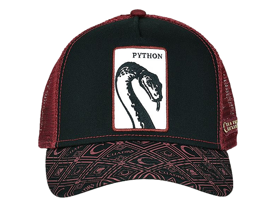Gorra snapback Cuadra en colores negro y rojo con parche de pitón blanco y visera con estampado geométrico.