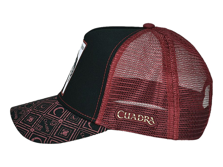 Gorra snapback Cuadra en colores negro y rojo con parche de pitón blanco y visera con estampado geométrico.