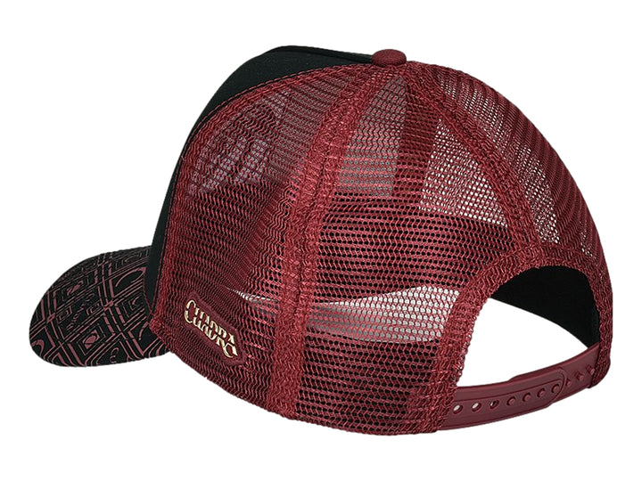 Gorra snapback Cuadra en colores negro y rojo con parche de pitón blanco y visera con estampado geométrico.