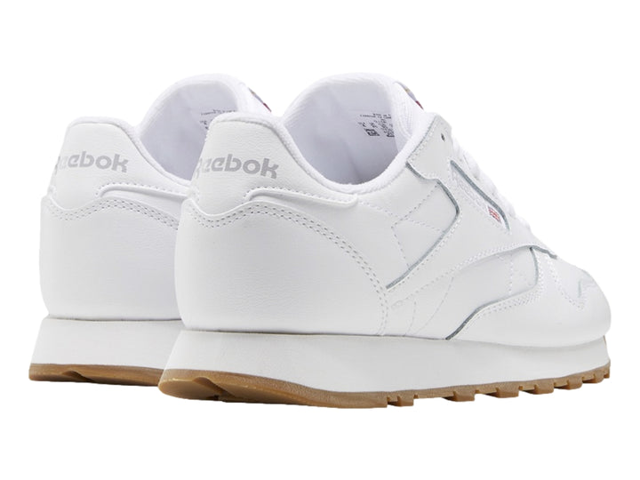 Tenis Reebok blancos de cuero con suela color café para niños pequeños.