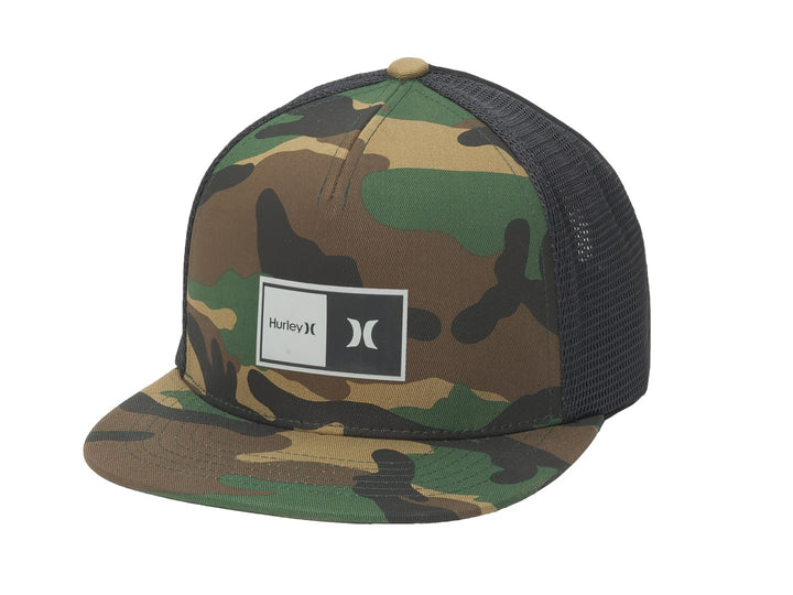 Gorra trucker Hurley con estampado de camuflaje verde y malla negra en la parte posterior.