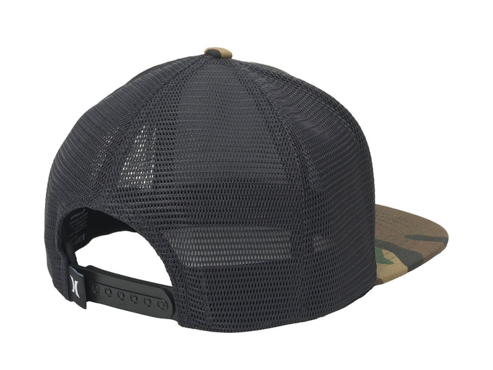 Gorra trucker Hurley con estampado de camuflaje verde y malla negra en la parte posterior.