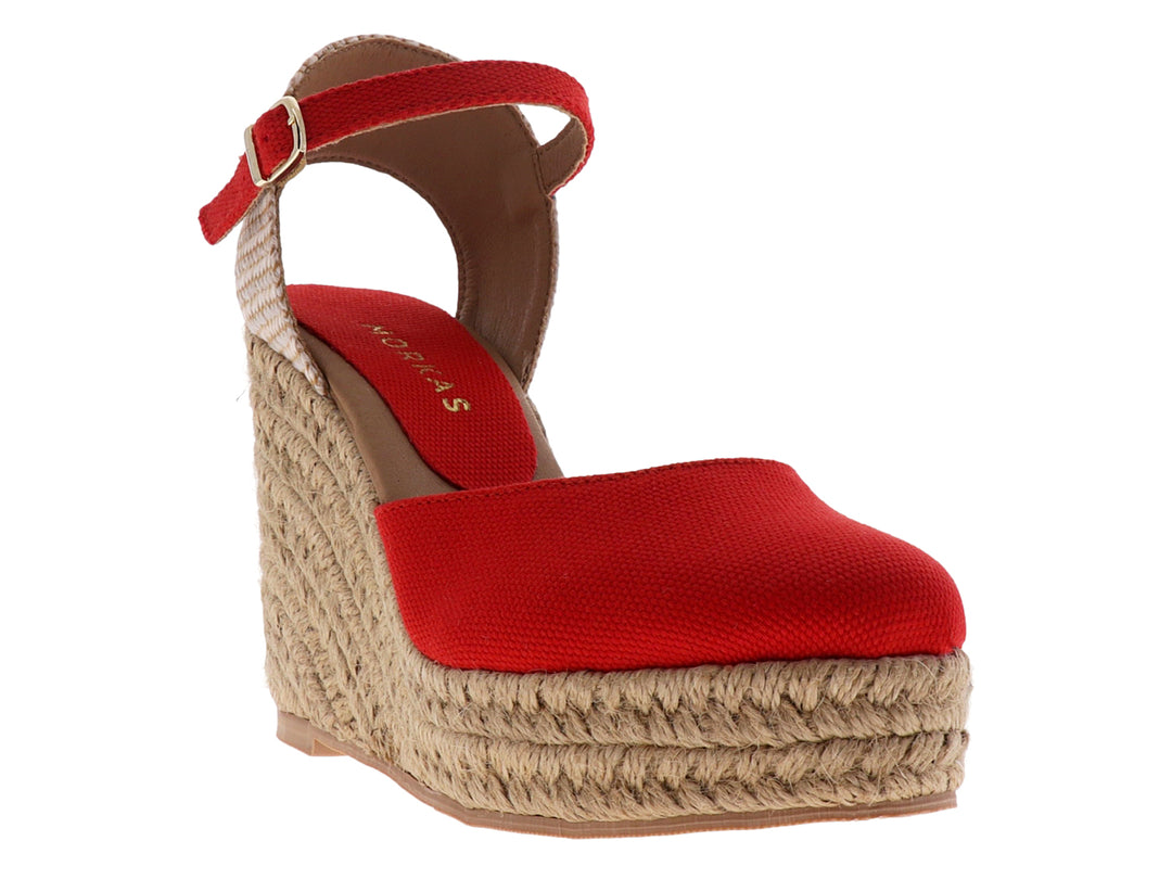 Sandalia roja de plataforma cuña con base de yute y correa al tobillo.