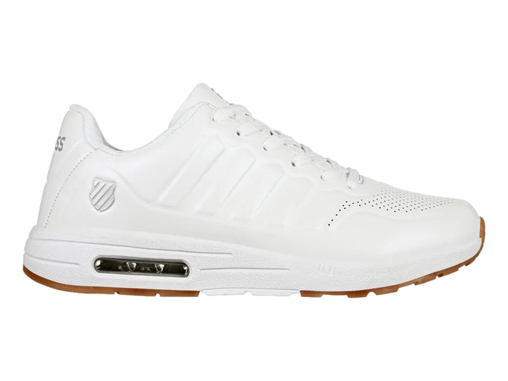 Tenis deportivos K-Swiss color blanco con suela de goma marrón y cámara de aire visible en el talón.