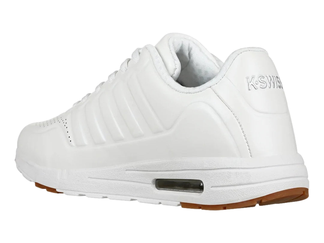 Tenis deportivos K-Swiss color blanco con suela de goma marrón y cámara de aire visible en el talón.