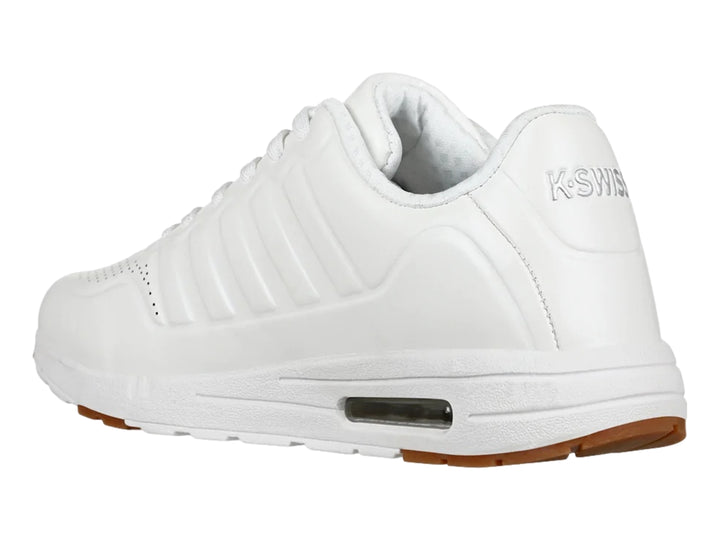 Tenis deportivos K-Swiss color blanco con suela de goma marrón y cámara de aire visible en el talón.