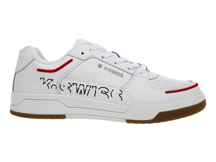Tenis K-Swiss blancos con suela de goma marrón y detalles decorativos en rojo y negro.