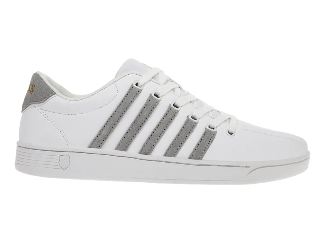 Tenis K-Swiss Court Pro II SDE en color blanco con cinco franjas decorativas laterales en color gris.