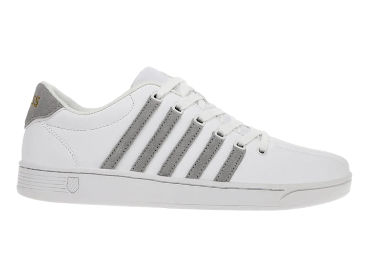 Tenis K-Swiss Court Pro II SDE en color blanco con cinco franjas decorativas laterales en color gris.
