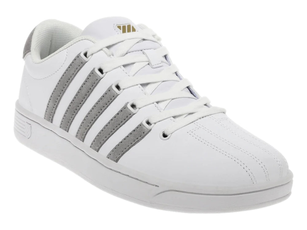 Tenis K-Swiss Court Pro II SDE en color blanco con cinco franjas decorativas laterales en color gris.