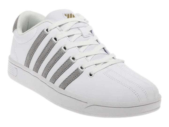Tenis K-Swiss Court Pro II SDE en color blanco con cinco franjas decorativas laterales en color gris.