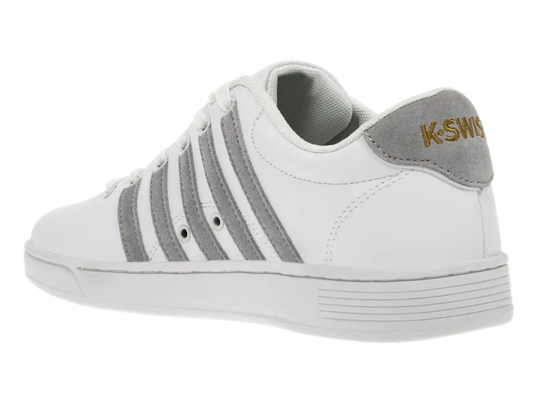 Tenis K-Swiss Court Pro II SDE en color blanco con cinco franjas decorativas laterales en color gris.