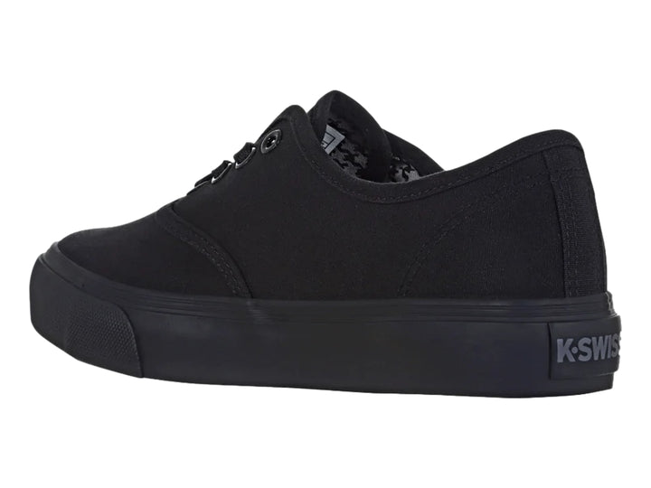 Tenis K-Swiss Beverly Platform en color negro monocromático con suela de plataforma gruesa.