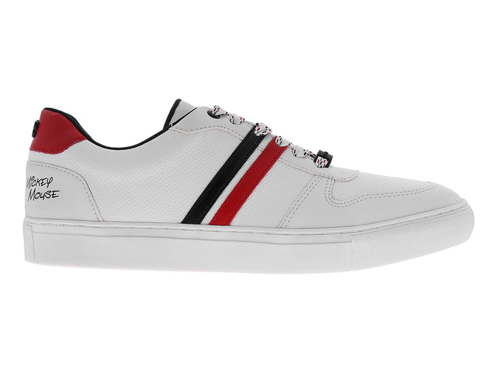 Tenis blancos de perfil bajo con franjas laterales en rojo y negro y suela blanca.