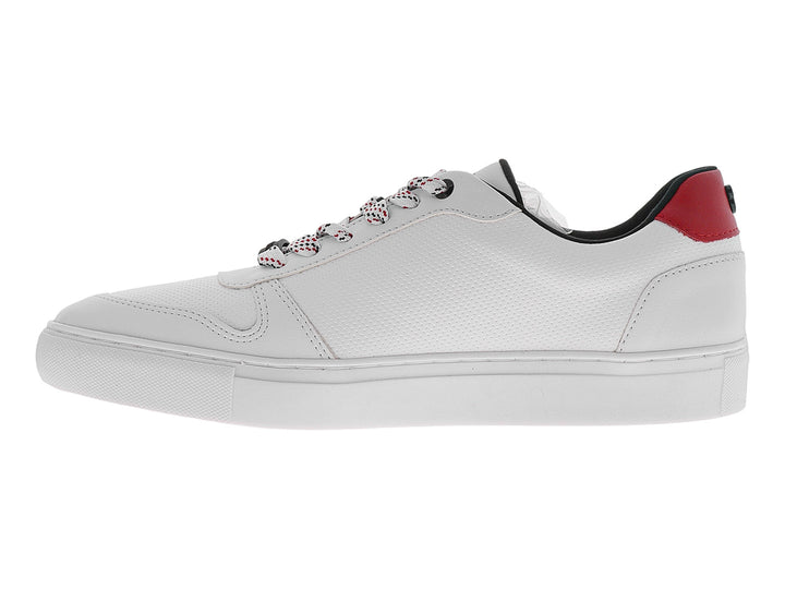 Tenis blancos de perfil bajo con franjas laterales en rojo y negro y suela blanca.